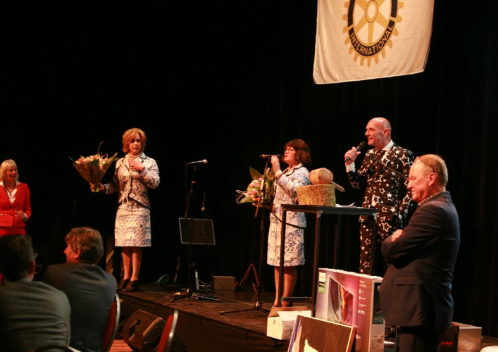 Veiling Rotary Franeker ondersteund door De Dames