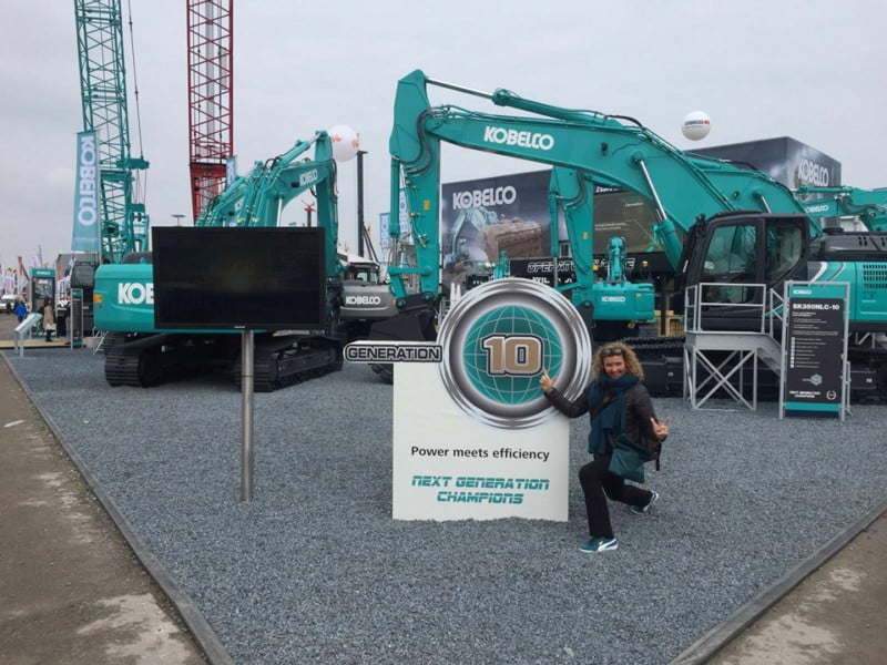 Actrice op Bauma beurs Duitsland