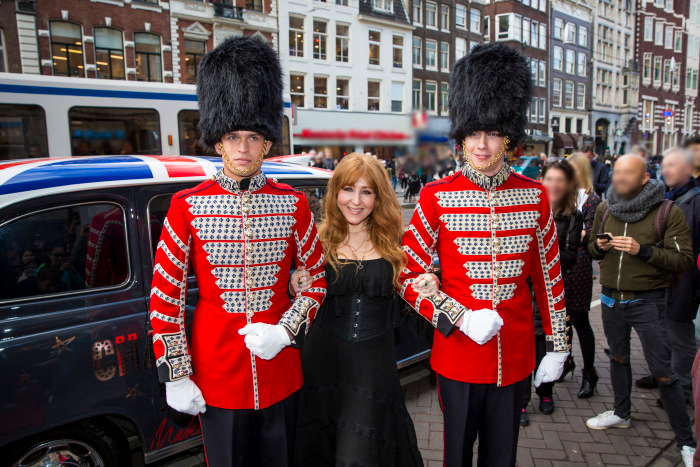 Merkintroductie met Royal Guards voor Charlotte Tilbury Amsterdam