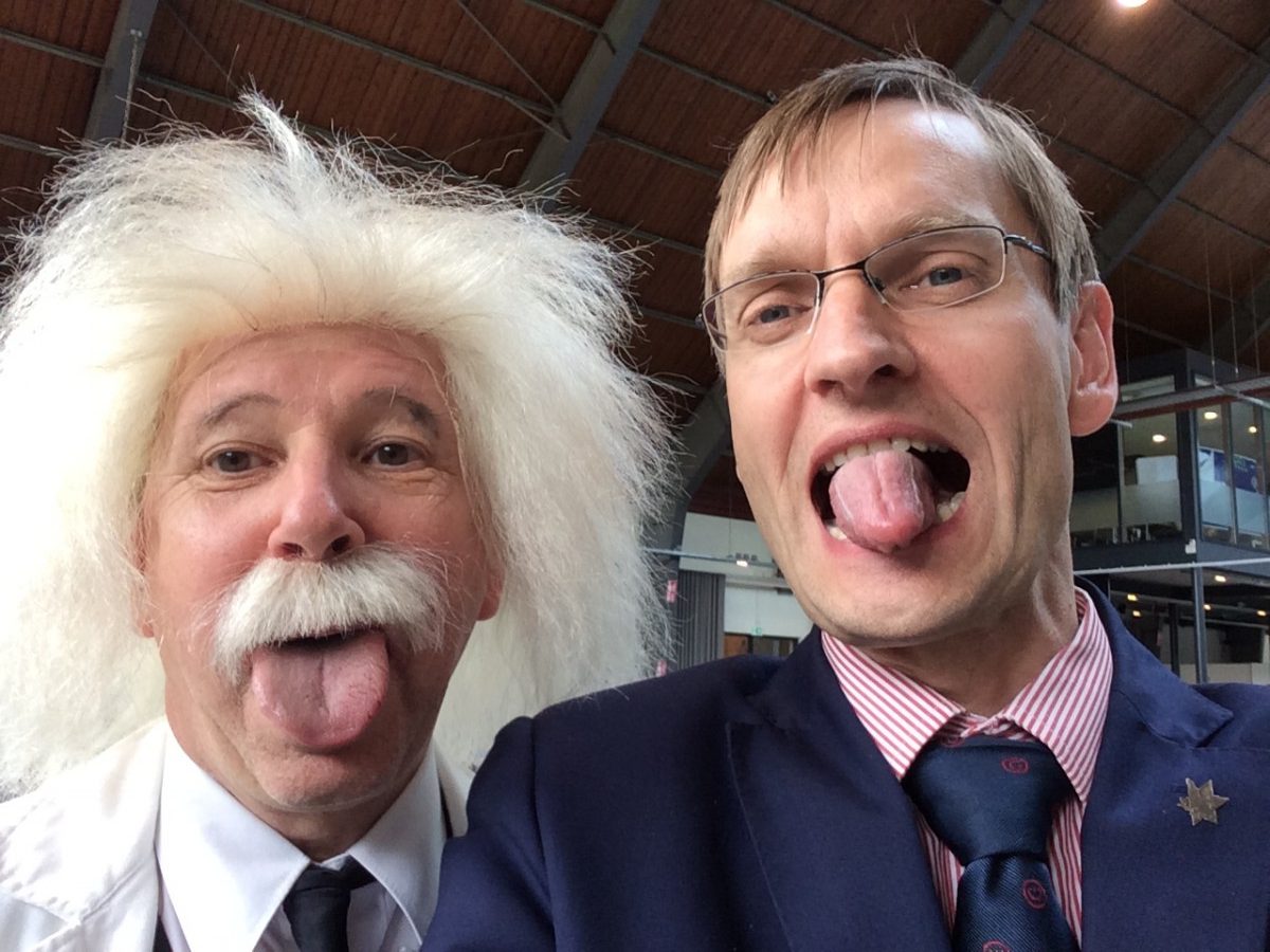 Einstein en Pieter de Boer met Iconische tong Einstein met blije opdrachtgever
