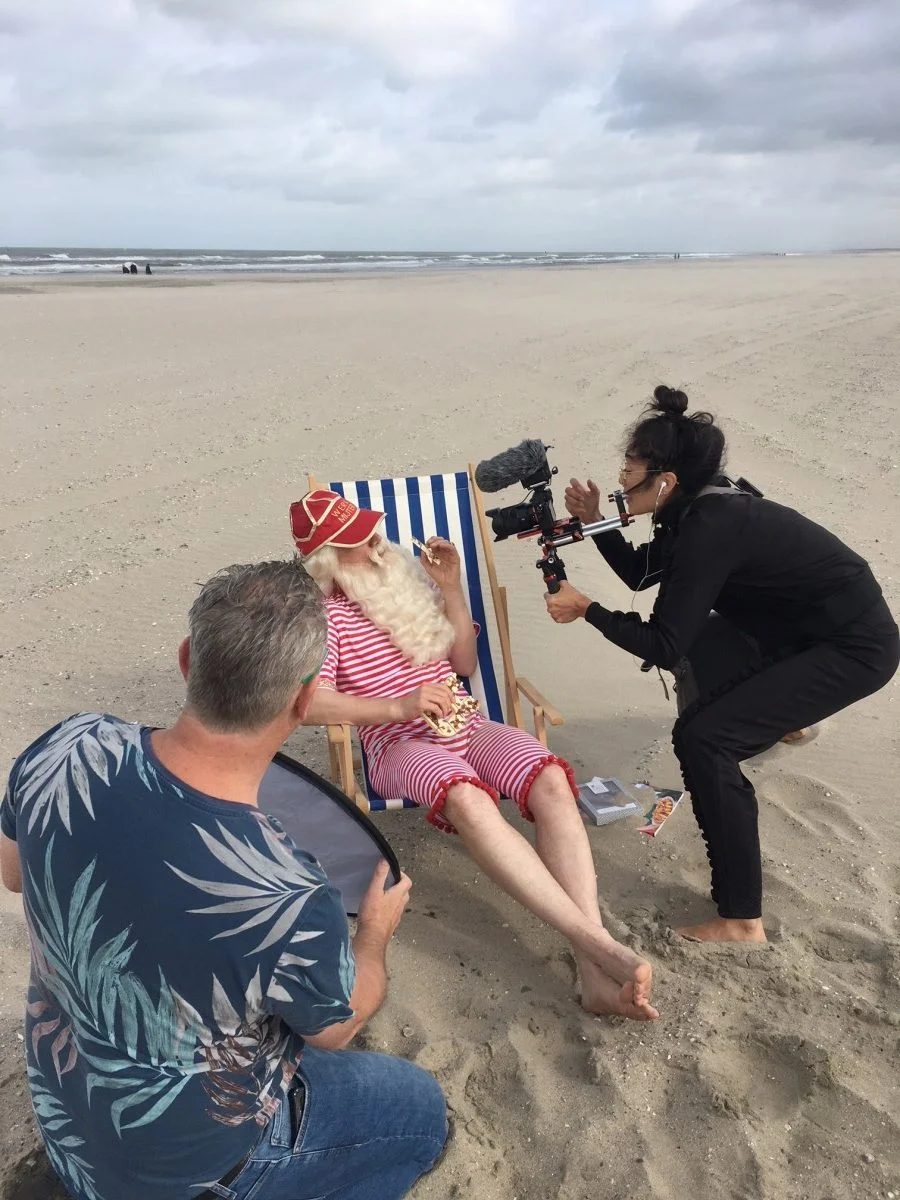 sint tijdens opnamen op strand in Spanje