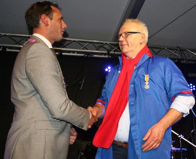 Lintje Dries van den Berg Dries van den Berg ontvangt Lintje van HJVanSchaik