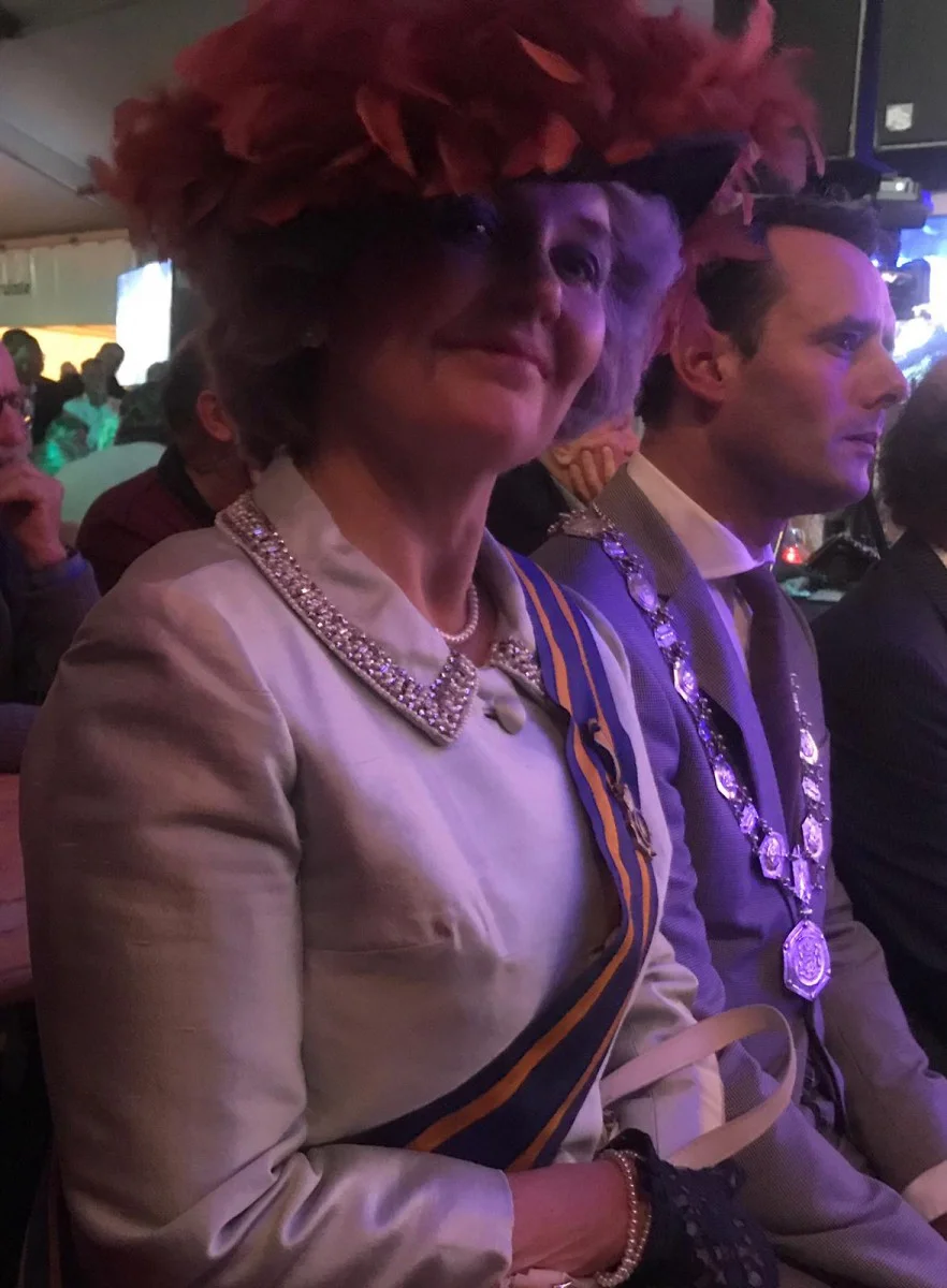Prinses zit naast burgemeeste H.J. van Schaik bij opening Dries Vispaleis. Prinses Beatrix en Harm Jan van Schaik