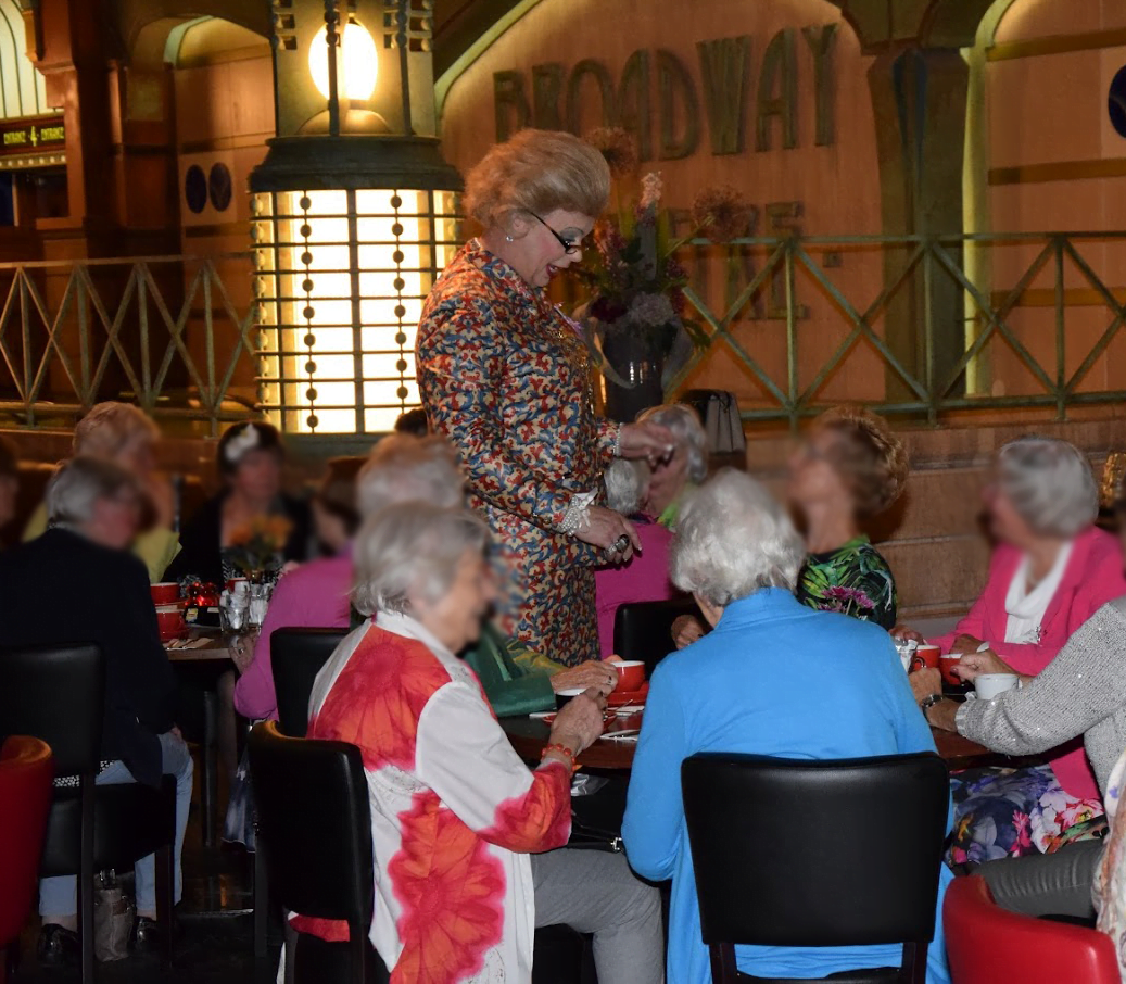 reinildis spreekt de dames toe.