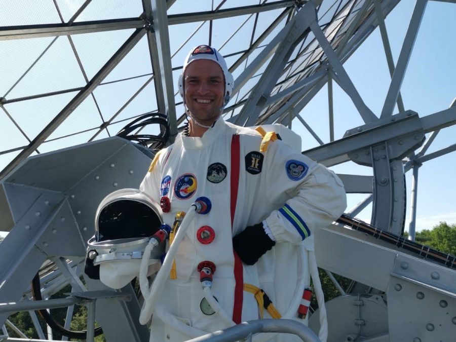 Astronaut bezoekt Radioschotel Dwingeloo