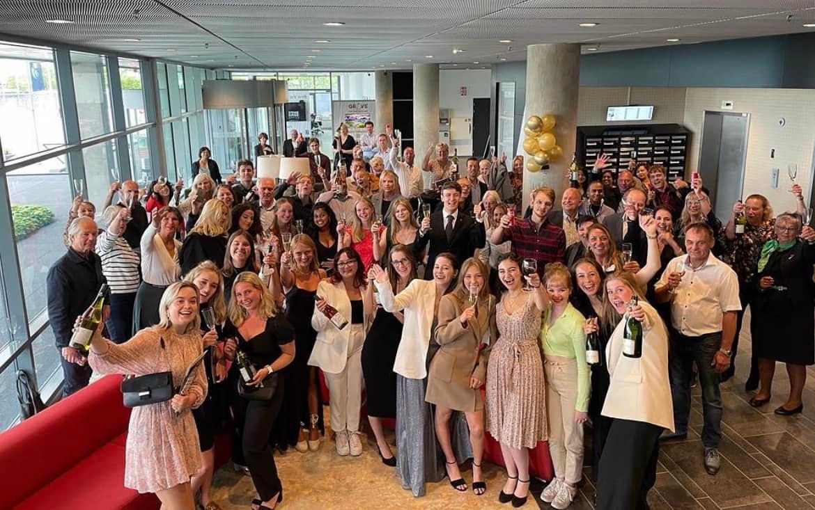 geslaagden en ouders en vrienden Laurentius College Schiphol